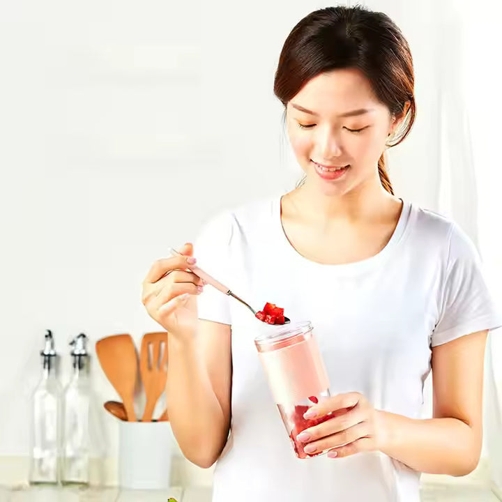 Mini Frullatore Portatile Ricaricabile USB: Smoothie Maker da Viaggio e Sport